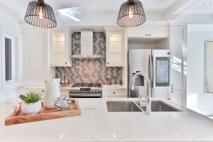 Does Staging Benefit the Buyer or the Seller?
