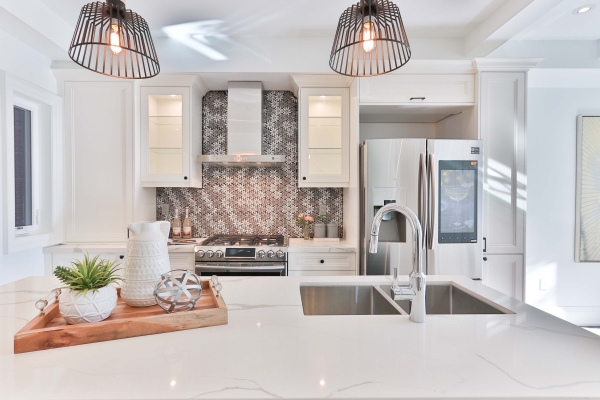 Does Staging Benefit the Buyer or the Seller?