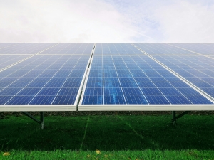 Exploring the Benefits and Drawbacks of Hybrid Solar Inverters