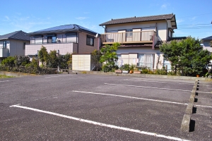 How Parking Lot Cleaning Benefits Your Home's Overall Look