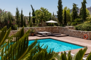 Here’s What to Know Before You Buy a House with a Pool