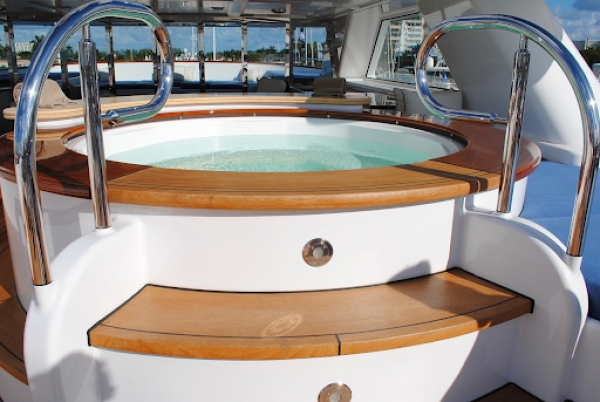 8 Reasons to Own a Hot Tub