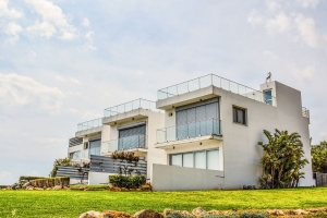 Navigating the Process of Selling Your Small Modern Home for Cash