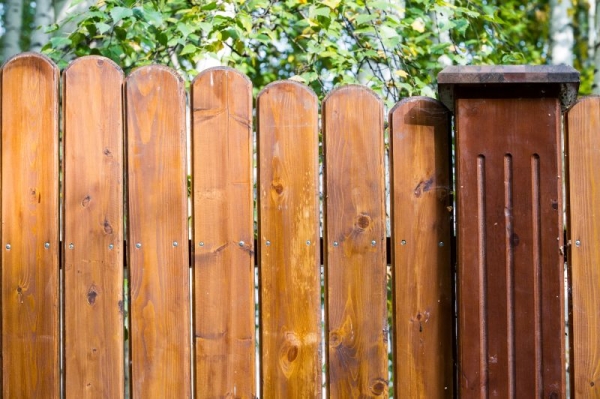 Vinyl vs. Cedar Fencing: A Head-to-Head Comparison