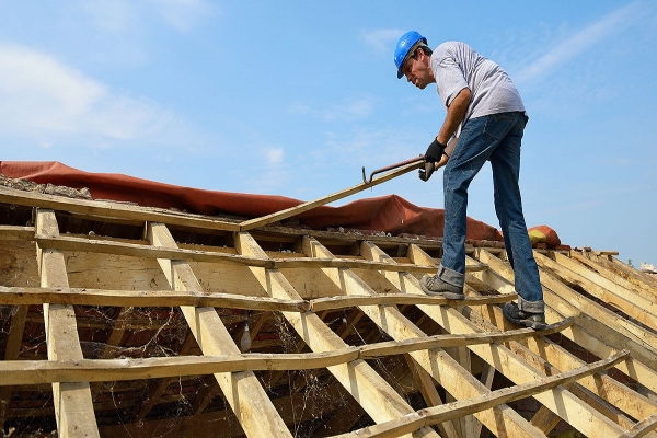 How to save money with a commercial roofing contractor