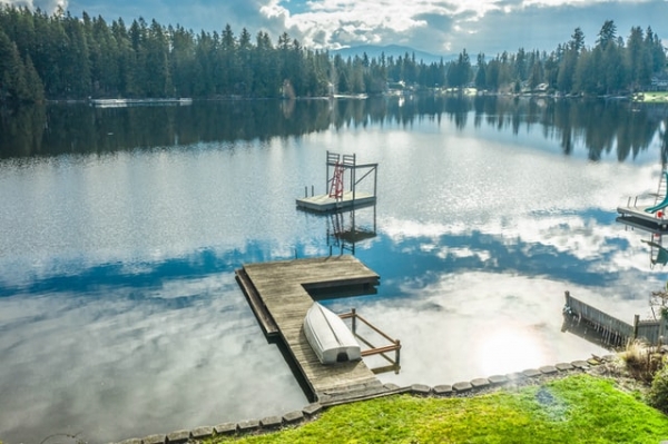 Choosing the Right Boat Lift for Your Waterfront Home