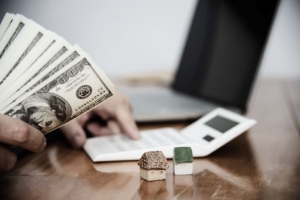 What's the Connection Between the Economy and Cash Home Sales?