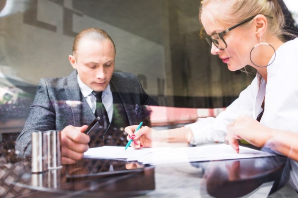 Selling Your Home? Why You Should Consider Hiring a Deed Transfer Lawyer