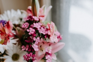 Deck Your Apartment with Flowers for Your House Warming