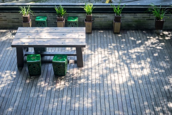 Exploring Why Wood and Composite Decks Get Filthy in Cold Seasons