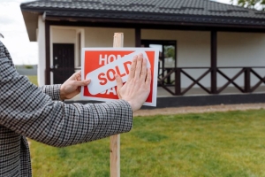 House vs Neighborhood: Which Matters More When You’re Buying Your First Home?