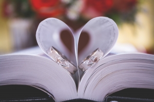 5 Unique Ways to Show Off Wedding Photos in Your Home