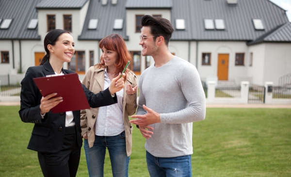 How Real Estate Agents Can Benefit From Stocking Business Gift Cards