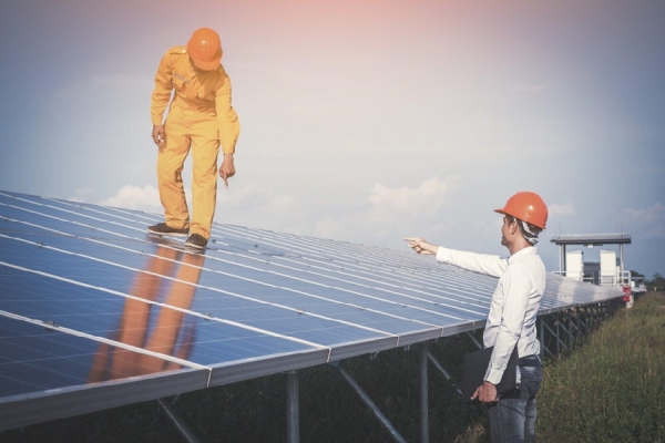 8 Tips for Mounting Solar Panels on Modern Flat Roof Houses