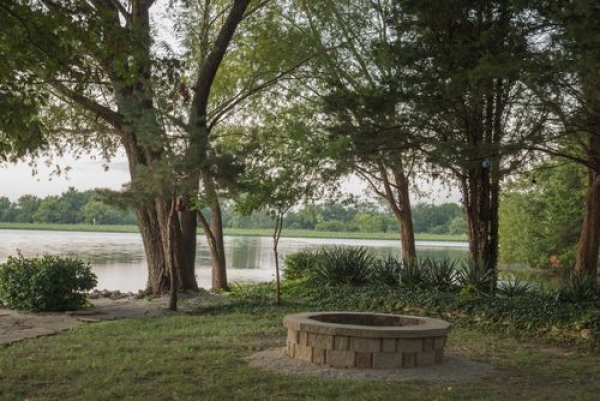 Relaxing Designs For Your Lakefront Backyard