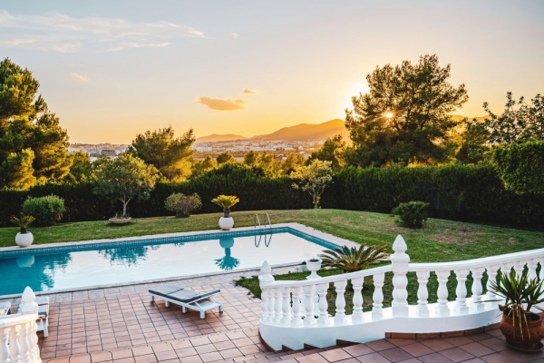 A Simple Guide to Luxury Backyard Design