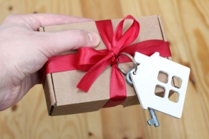 Creative Ways Real Estate Agents Can Impress Clients After a Home Purchase