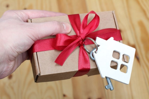 Creative Ways Real Estate Agents Can Impress Clients After a Home Purchase