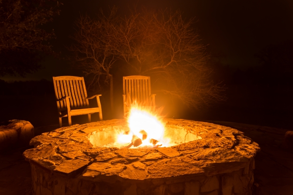Having A Fire Pit In Your Backyard: The Pros And The Cons