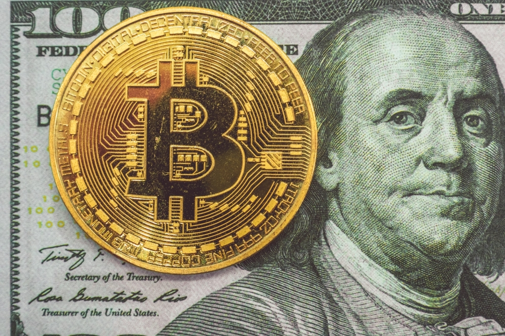 Digital Currency Versus Bitcoin and the Future of Money