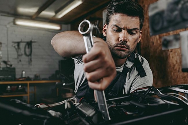 8 Things Every Car Enthusiast Must Have In Their Garage