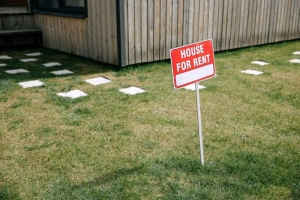 The Impact of Custom Real Estate Yard Signs on Property Sales
