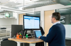 10 Recommended Ergonomic Standing Desks in Canada for Tall Homeowners