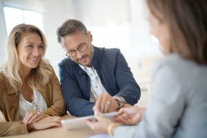 What Are the Pros and Cons of Working with a Mortgage Broker?